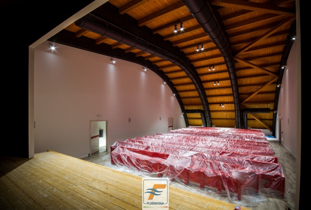 Sala con soffitto in legno ristrutturata da Flussacqua